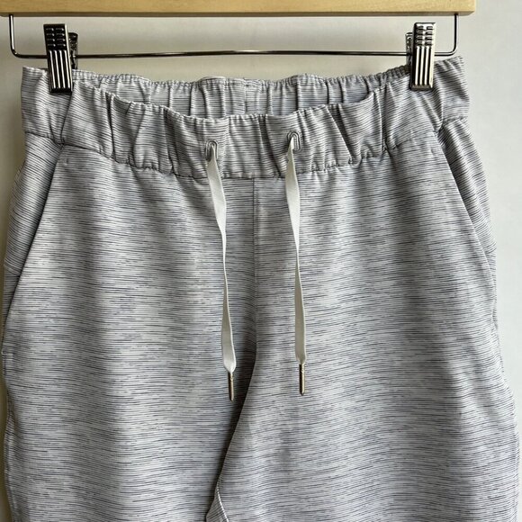 ❤️ Lululemon On The Fly crop 23”, Gray Striped , Size 4 B103 - Picture 5 of 8
